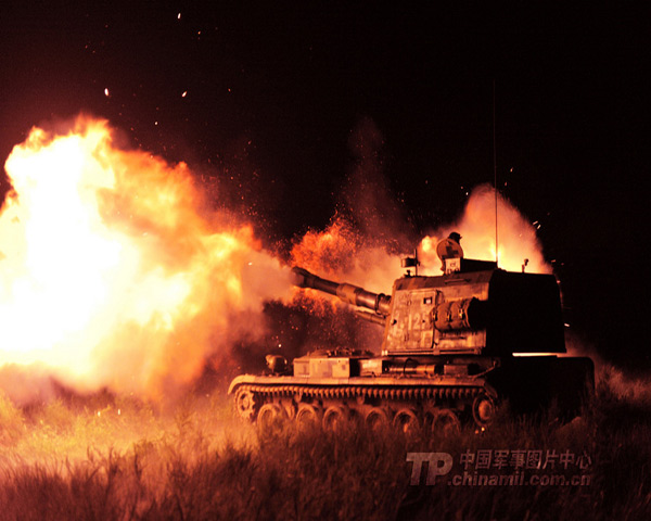 Pháo tự hành hạng nặng loại 155mm của Trung Quốc diễn tập trong đêm