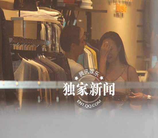 Những bức hình được chụp cho thấy đôi uyên ương hẹn hò tại một trung tâm mua sắm ở Quảng Châu.