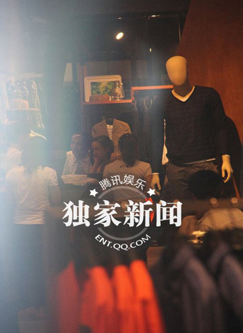 Sau khi đi bộ ở khu chợ đêm rồi rẽ vào một quán ăn ven đường, hai người đi chọn quần áo cho vị đạo diễn. 