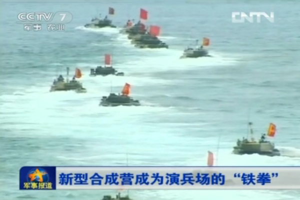 Hình ảnh chiến xa lội nước của Trung Quốc tham gia tập trận. Thời gian gần đây truyền thông Trung Quốc rất tích cực tuyên truyền sức mạnh quân sự như để khẳng định vị thế của một cường quốc...