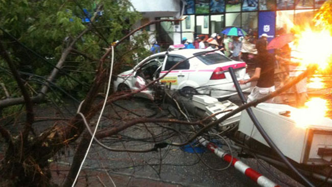 Chiếc cột điện trên đường Trần Huy Liệu đổ trúng ghế lái taxi nhưng rất may lái xe chỉ bị thương nhẹ