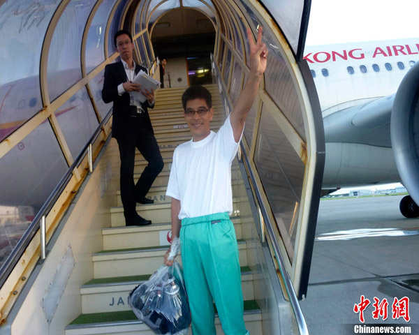Những người ngư dân Trung Quốc đầu tiên về đến sân bay Hồng Kông chiều 17/8/2012