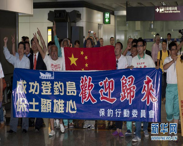 Họ còn được hàng trăm người dân Trung Quốc chào đón bằng cờ, hoa, biểu ngữ 