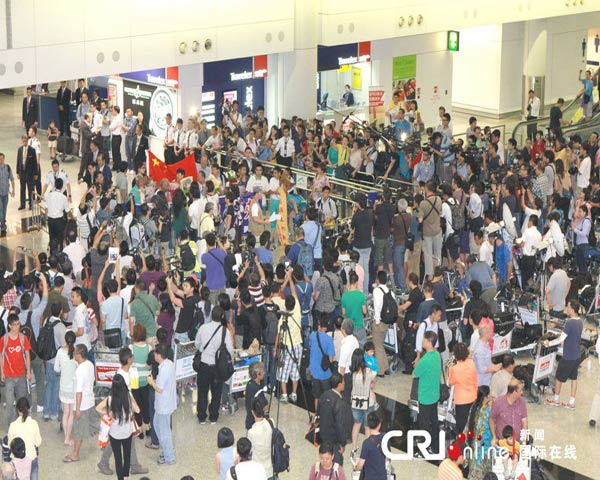 Hàng trăm người dân có mặt tại cồng chờ sân bay để chúc mừng 7 ngư dân trở về từ Nhật