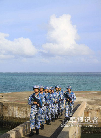 Hình ảnh bộ đội Trung Quốc đi tuần trên bãi đá Su Bi chiếm giữ trái phép của Việt Nam