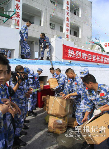 Bộ đội Trung Quốc đang nhận hàng tiếp tế vào đảo