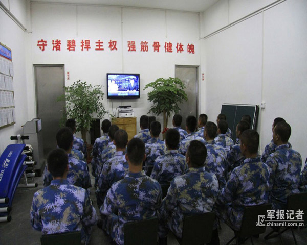 Lính Trung Quốc đang xem ti vi trên đảo