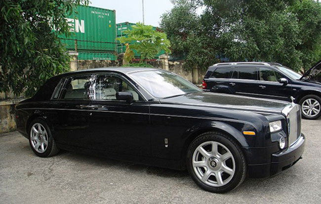 Rolls-Royce Phantom Sapphire đính kim cương ở đồng hồ, trần xe mô phỏng bầu trời đầy sao. Có giá khoảng 20 tỷ đồng.