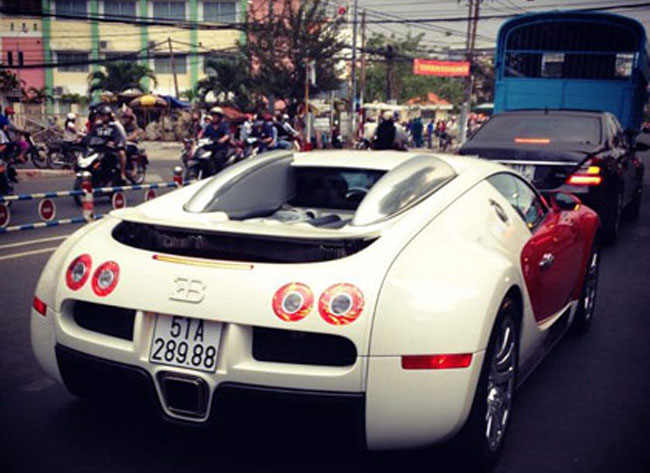 Khoảng 10 năm trở lại đây Việt Nam khiến nhiều nước trên thế giới “ngả mũ” ngưỡng mộ về độ chịu chơi về sở hữu số lượng xe sang hiếm và đắt nhất thế giới. Điển hình là chiếc xe Bugatti Veyron có giá trên 60 tỉ, trắng nhập khẩu từ Mỹ đăng ký biển 51A 289.88 bóng nhoáng cũng đã lao trên đường phố Sài Gòn