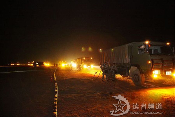 Từng đoàn xe vận tải quân sự được triển khai để thực hiện nhiệm vụ hậu cần tiếp tế cho không quân Trung Quốc thực hành bay đêm...