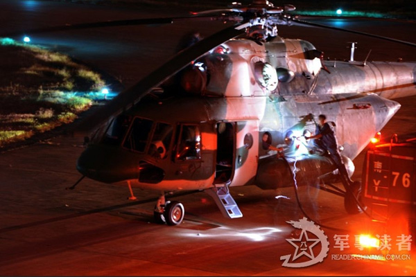Ảnh cận trực thăng Trung Quốc đang được lực lượng hậu cần tiếp nhiên liệu chuẩn bị tham gia tập trận về đêm.