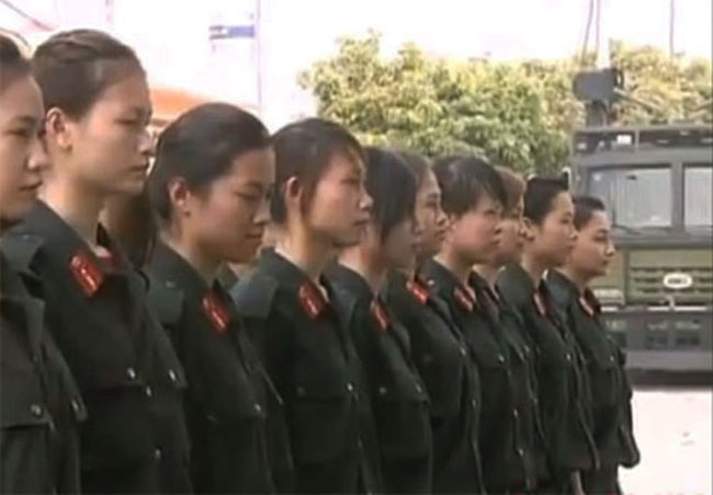 Trước đó, nhiều người không khỏi ngưỡng mộ khi chứng kiến màn luyện tập vất vả, gian khổ của 32 cô gái - những thành viên đầu tiên của Trung đội nữ Cảnh sát Đặc nhiệm đầu tiên Việt Nam tại Tiểu đoàn Đặc nhiệm số 1.