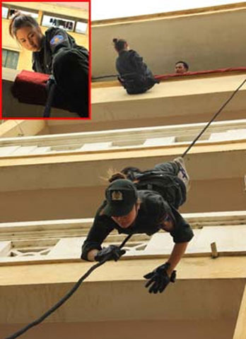 Các cô gái thực hành bài huấn luyện kỹ thuật xuống dây chiến thuật ở một tòa nhà năm tầng cao gần 30m. 