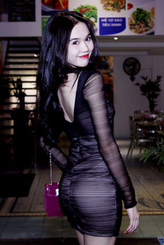  Tối 20/8, Ngọc Trinh khoe vẻ xinh xắn, đáng yêu như búp bê khi tham dự đêm tiệc tại TP.HCM.