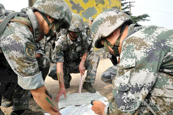 Lực lượng đặc nhiệm hội ý về phương án triển khai lực lượng trước khi thực hiện nhiệm vụ bí mật được giao