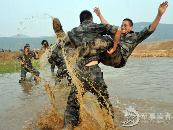Không phải ai cũng có thể chịu đựng được khi tham gia những bài tập khắc nghiệt này, báo chí Trung Quốc còn khẳng định rằng quân đội nước này đang nỗ lực đào tạo một đội quân mình đồng da sắt...