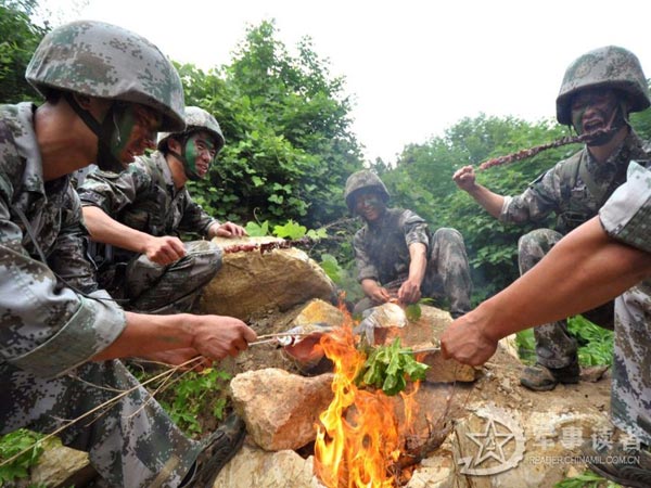 Hình ảnh đặc nhiệm Trung Quốc phải tự kiếm đồ ăn thức uống ngay trong rừng để tồn tại và hoàn thành nhiệm vụ được giao...