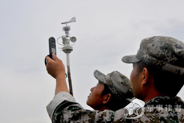 Hình ảnh lính Trung Quốc kiểm tra hướng gió trước khi tiến hành tập trận theo yêu cầu...