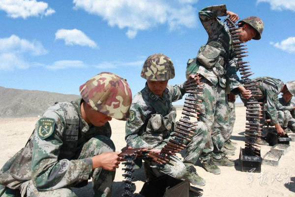 Hình ảnh lính Trung Quốc chuẩn bị đạn dược phục vụ buổi tập trận...