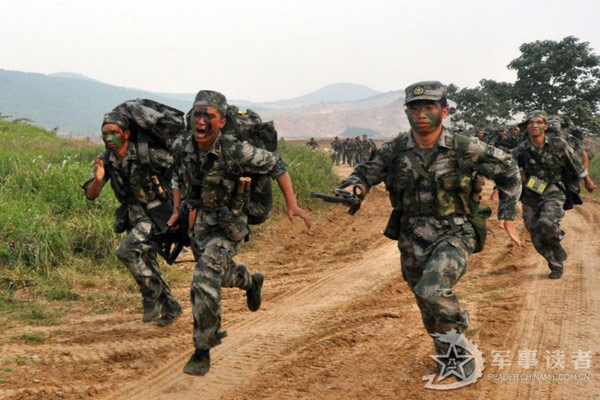 Chạy việt dã và mang vác vật nặng để tăng cường thể lực...