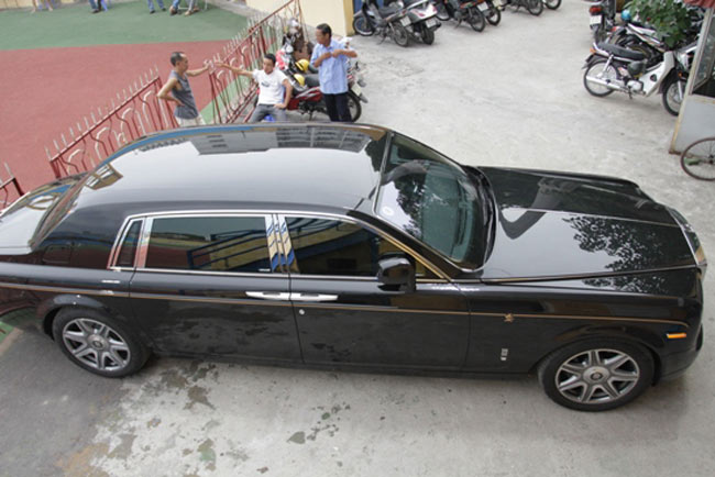 Bầu Kiên chưa chính thức xác nhận về quyền sở hữu của mình với chiếc xe thuộc dạng khủng nhất   Việt Nam này. Tuy nhiên, nhắc tới đại gia này người ta vẫn ít nhiều nói tới chiếc Rolls-Royce này.
