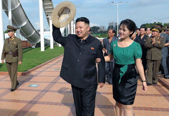 Xuất hiện gần đây trên các phương tiện thông tin đại chúng ở các sự kiện chủ tịch Triều Tiên Kim   Jong Un liên tục đồng hành với người vợ. Hành động này chứng tỏ cho ông đang hướng tới một   phong cách lãnh đạo khác xa với cha ông, cố chủ tịch Kim Jong-il. Việc này được xem là nỗ lực nhằm   nhấn mạnh sự trưởng thành của ông trong nền văn hóa vốn coi trọng vai trò của gia đình. 