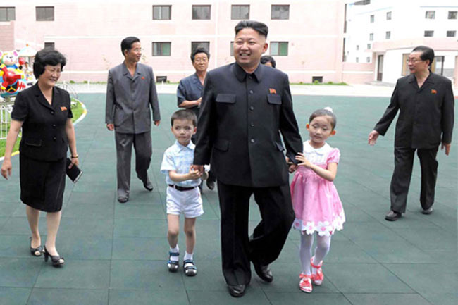 Trước đó, hồi tháng 7, ông Jong-un cũng nhận được nhiều sự ủng hộ của công chúng khi cho phép phụ nữ đeo khuyên tai và đi giày cao gót ở nơi công cộng. Ông cũng gỡ bỏ lệnh cấm các món ăn nước ngoài và tham dự những chương trình biểu diễn âm nhạc phương Tây. Giới quan sát nhận định rằng, ông Kim Jong-un đang nỗ lực xây dựng hình ảnh của một nhà lãnh đạo trẻ trung, hiện đại nhưng vẫn gần gũi, được lòng công chúng. (Tổng hợp TTXVN, VnE,DT)