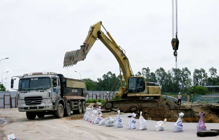Sáng 22/8, Tập đoàn Nam Cường và Công ty Cổ phần Sông Đà Thăng Long đã đưa máy móc, vật liệu tới để khắc phục tạm thời nền đường sớm thông xe qua đoạn tuyến này.