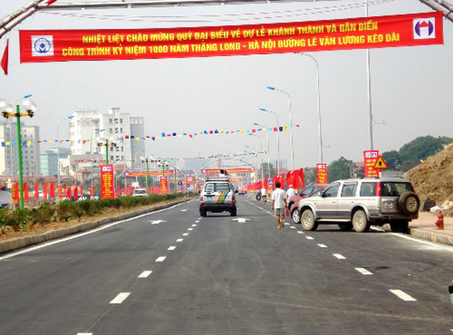 Đường Lê Văn Lương kéo dài trong ngày thông xe vào tháng 10/2010. Con đường chào mừng Đại lễ của Thủ đô 1.000 năm tuổi.