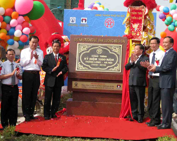 Lãnh đạo Hà Nội gắn biển công trình chào mừng Đại lễ 1.000 năm Thăng Long – Hà Nội cho tuyến đường Lê Văn Lương kéo dài.