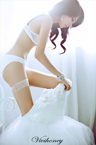 Trong vai trò một cô gái đi thử váy cưới, cô đã tự tin khoe thân thể hoàn hảo của mình bên màu trắng tinh khôi của bộ váy cưới.