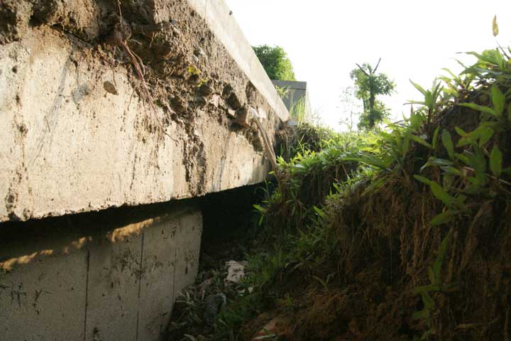 Vị trí sụt lún xuất hiện ngay sau những trận mưa lớn do bão số 5, sáng 23/8 vị trí sụt lún này đã được nhà thầu cho khắc phục.