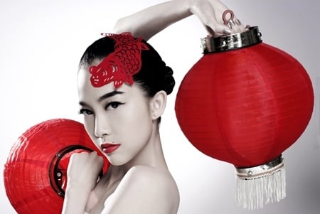 Nghĩ về mẹ chồng, cô hạnh phúc chia sẻ: “Ngay khi mới về làm dâu, tôi đã học được sự nhẫn nhịn và đức hy sinh của một người phụ nữ như mẹ chồng. Chính vì thế tự tôi hình thành thói quen hay để ý đến những việc mẹ làm, từng hành động, cử chỉ và suy nghĩ xem tại sao mẹ lại làm thế. Cách mẹ nấu ăn hay sắp xếp một bữa ăn cũng khác với cách tôi làm”