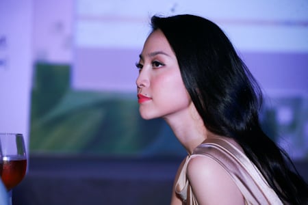  Nói về bố chồng, Linh Nga cho biết: “Bố ít nói lắm, chỉ lên tiếng khi cần. Bình thường ông chỉ ngồi và nhìn con cái đùa với nhau rồi cười. Bố là người không mang con người công việc về nhà, yêu tất cả các cháu trong gia đình bằng một tình cảm rất trìu mến”