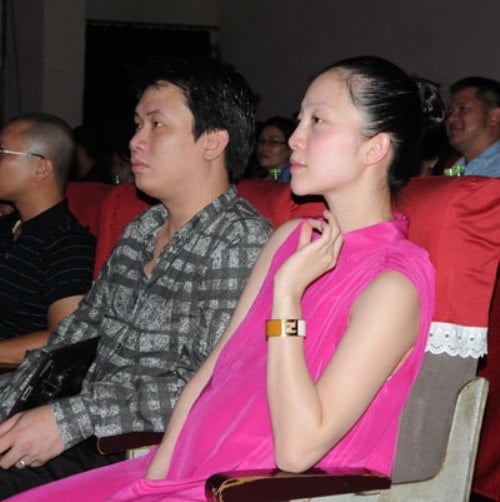 Bất ngờ, cuối tháng 8/2012, chồng Linh Nga lộ diện. Anh đã cùng vợ đi xem phúc khảo chương trình nghệ thuật mang tên Chuyện kể về sen.