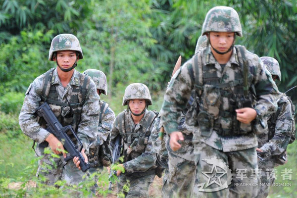Hình ảnh bộ binh Trung Quốc triển khai lực lượng sau khi nhận được mệnh lệnh từ cấp trên