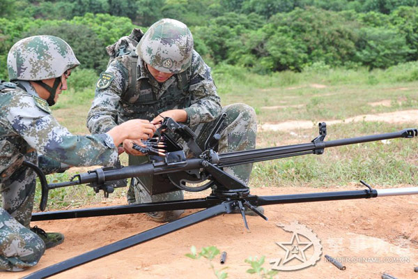 Hình ảnh lính Trung Quốc triển khai lắp đặt hệ thống súng máy nhằm tiêu hao sinh lực địch