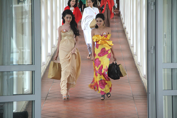 Mặc cho giá lạnh do ảnh hưởng bão và khí hậu đặc thù của Bà Nà, hôm qua, các thí sinh Hoa hậu Việt Nam 2012 vẫn trùm khăn, trùm áo rét để thực hiện những cảnh quay ngoại cảnh và chụp ảnh.