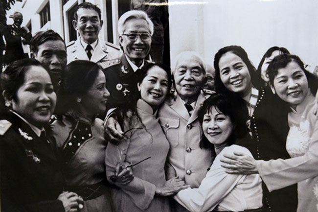 Vị tướng già chụp ảnh lưu niệm với các cựu chiến binh, cán bộ.