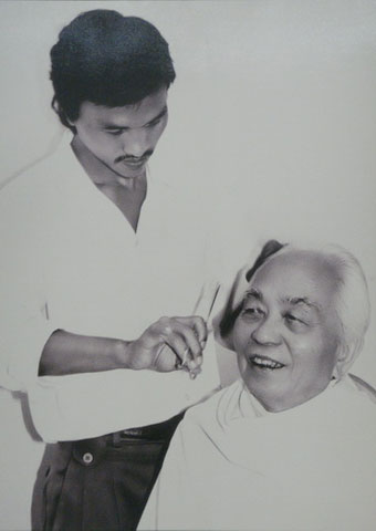 Trong dịp nghỉ dưỡng tại Vũng Tàu, anh Lê Sự, thợ cắt tóc ở địa phương, đã đến số nhà 11 Phan Đình Phùng để cắt tóc cho Đại tướng (1996) 