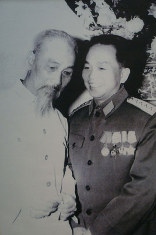 Chủ tịch Hồ Chí Minh và Đại tướng Võ Nguyên Giáp