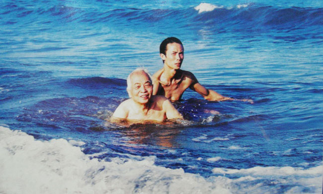 Đại tướng tắm biển tại Vũng Tàu (năm 1996)