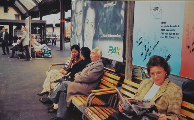 Đại tướng đang ngồi chờ tàu ở ga Giơnevơ như bao hành khách khác để đến Zurich (ngày 21/9/1996) 