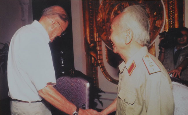 Đại tướng Võ Nguyên Giáp tiếp cựu bộ trưởng Bộ Quốc phòng Mỹ Robert McNamara tại nhà khách Chính phủ, Hà Nội (23/6/1997)