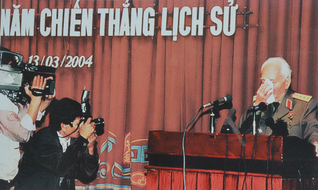   Tại cuộc mít tinh kỷ niệm 50 năm chiến thắng lịch sử Điện Biên Phủ của cựu chiến binh thủ đô Hà Nội, Đại tướng bồi hồi xúc động khi nhắc đến các anh hùng liệt sĩ đã hi sinh vì nền độc lập tự do của Tổ quốc