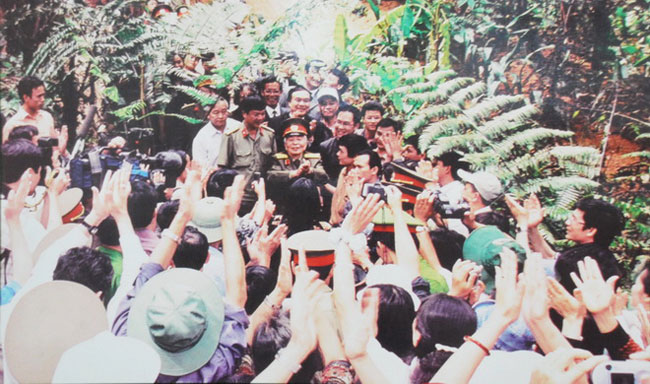 Ngày 18/4/2004, nhân dân Mường Phăng nhiệt liệt đón chào Đại tướng về thăm chiến trường xưa