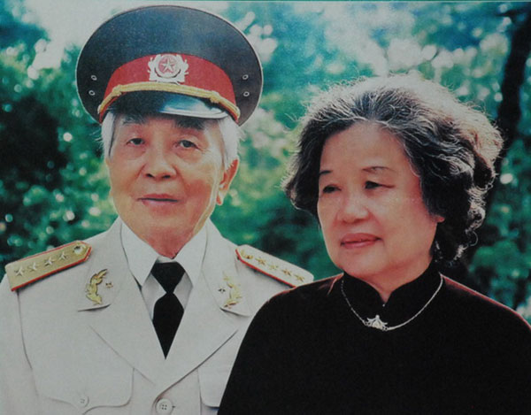 Đại tướng Võ Nguyên Giáp và phu nhân - giáo sư Đặng Bích Hà (năm 1996)