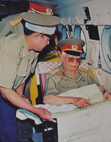Đại tướng trên một chuyến bay quân sự đến thăm cán bộ và nhân dân huyện Bắc Sơn (tỉnh Lạng Sơn) năm 1994