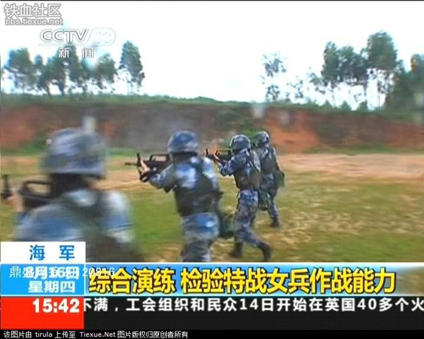 Những nữ đặc công PLA đang diễn tập tiêu diệt mục tiêu trên bộ