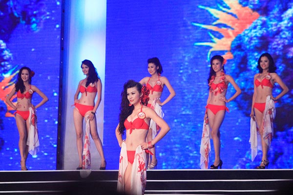 40 nhan sắc quyến rũ và rạng ngời trong bộ bikini màu đỏ. Họ trình diễn trên nền nhạc rap sôi động.